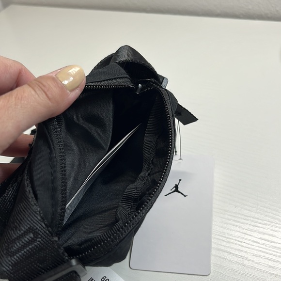 NWT. Jordan black crossbody sackpack - Picture 3 of 4